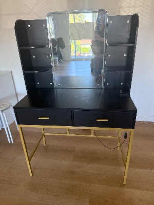 Vanity desk for free 1