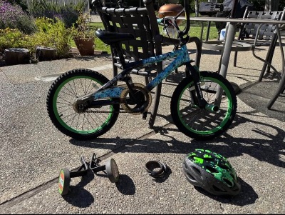Minecraft Kids’ Bike – Includes Helmet and Lock 1