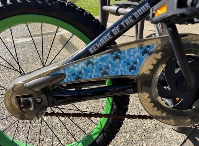 Minecraft Kids’ Bike – Includes Helmet and Lock 2